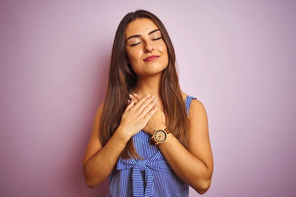 Jonge Mooie Vrouw Draagt Gestreepte Jurk Staande Geïsoleerde Roze Achtergrond — Stockfoto