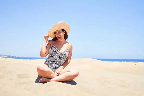 Jonge Mooie Vrouw Zonnebaden Het Zand Dragen Zomer Zwendelpak Bij — Stockfoto