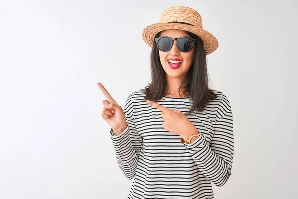 Chinês Mulher Vestindo Listrado Shirt Chapéu Óculos Sol Sobre Isolado — Fotografia de Stock