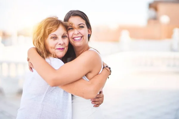 Bella Madre Figlia Che Abbracciano Terrazza Con Viso Felice — Foto Stock