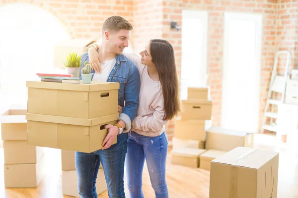 Belo Jovem Casal Mudando Para Uma Nova Casa — Fotografia de Stock