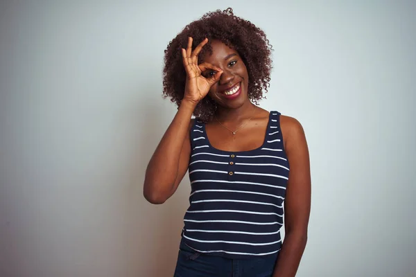 Jonge Afrikaanse Vrouw Draagt Gestreept Shirt Staat Een Geïsoleerde Witte — Stockfoto