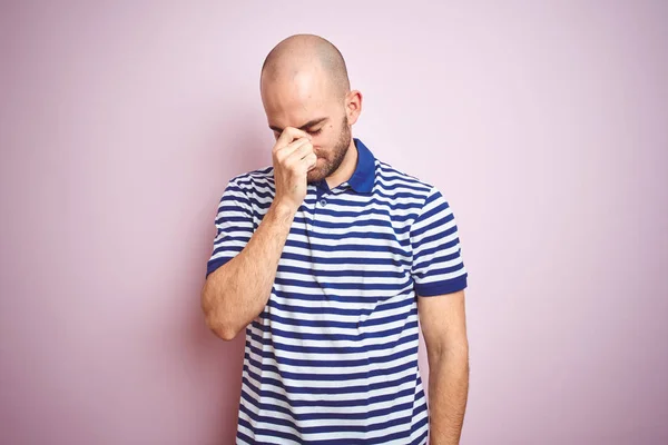 Joven Calvo Con Barba Que Usa Una Camiseta Azul Rayas — Foto de Stock