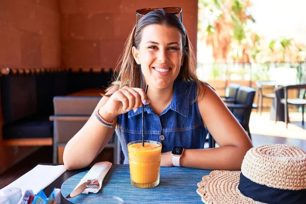 Joven Hermosa Mujer Sentada Restaurante Disfrutando Vacaciones Verano Bebiendo Batido — Foto de Stock