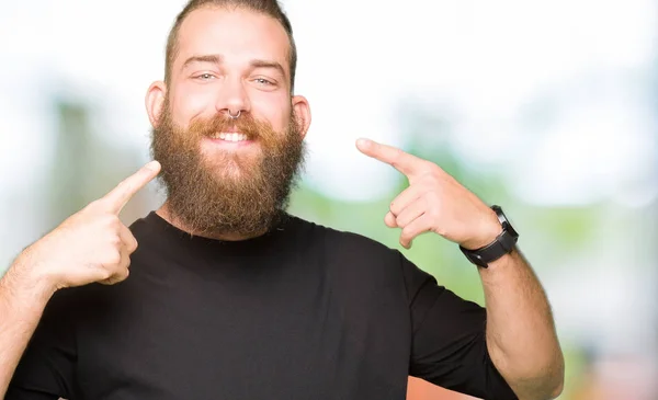 Joven Hombre Rubio Con Camiseta Casual Sonriendo Confiado Mostrando Señalando — Foto de Stock