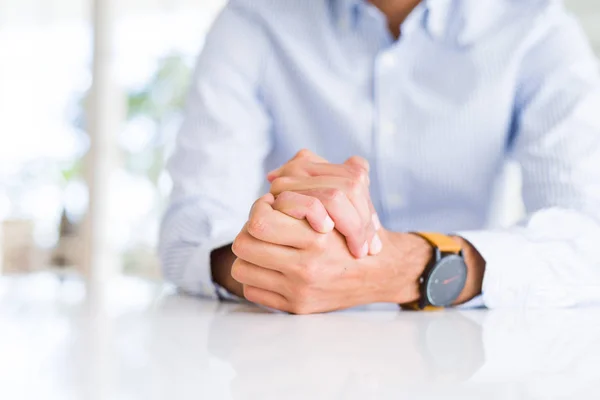 Primer Plano Del Hombre Con Las Manos Cruzadas Sobre Mesa — Foto de Stock