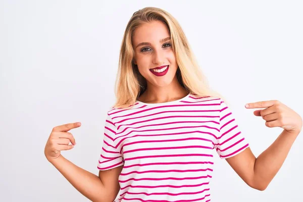 Jonge Mooie Vrouw Draagt Roze Gestreepte Shirt Staan Geïsoleerde Witte — Stockfoto