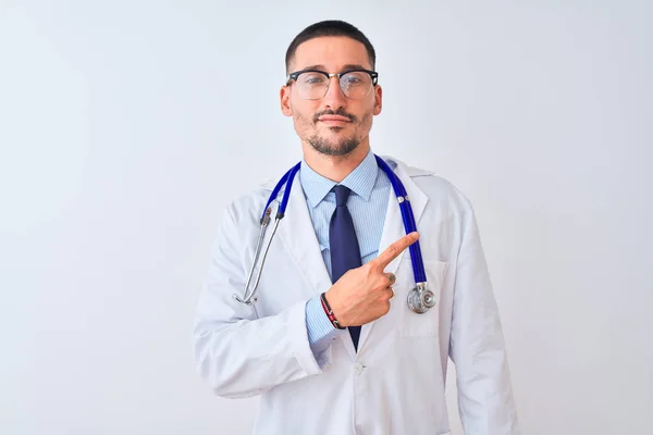 Jeune Homme Médecin Portant Stéthoscope Sur Fond Isolé Pointant Avec — Photo