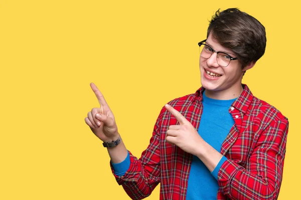 Joven Estudiante Guapo Con Gafas Sobre Fondo Aislado Sonriendo Mirando —  Fotos de Stock