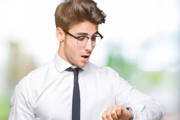 Mladí Obchodní Muž Nosí Brýle Nad Samostatný Pozadí Pohledu Hodinky — Stock fotografie
