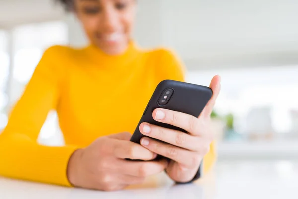 Close Young African Woman Using Smartphone — Stock Photo, Image