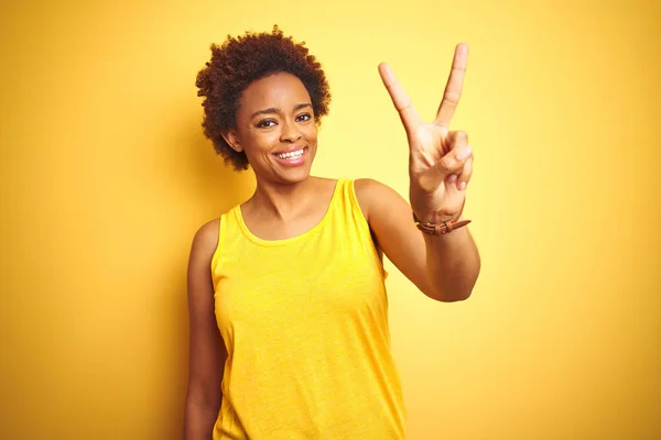 Beauitul African American Vrouw Dragen Zomer Shirt Geïsoleerde Gele Achtergrond — Stockfoto