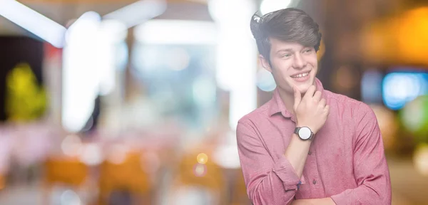 Joven Hombre Negocios Guapo Sobre Fondo Aislado Mirando Confiado Cámara — Foto de Stock