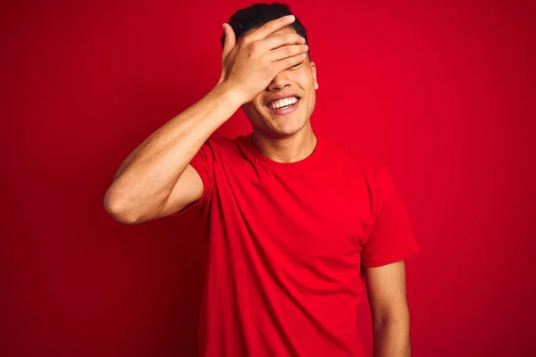 Joven Brasileño Vistiendo Camiseta Pie Sobre Fondo Rojo Aislado Sonriendo — Foto de Stock