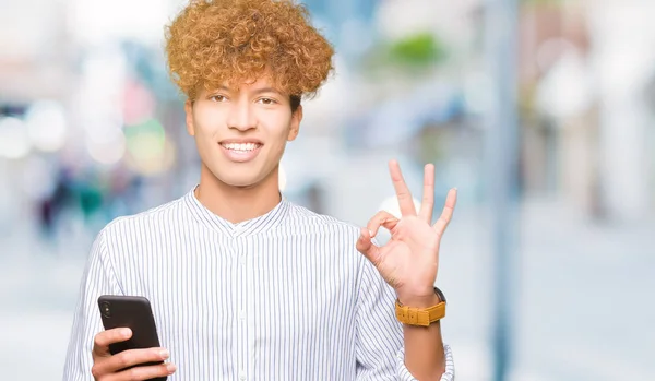 Mladý Pohledný Muž Pomocí Smartphone Dělá Cedulka Prsty Vynikající Symbol — Stock fotografie