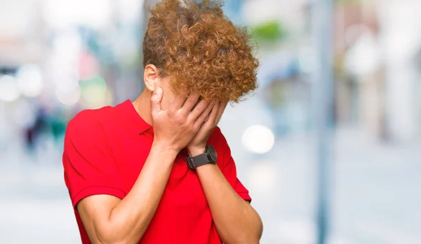 Mladý Pohledný Muž Afro Vlasy Sobě Červené Tričko Smutný Výraz — Stock fotografie