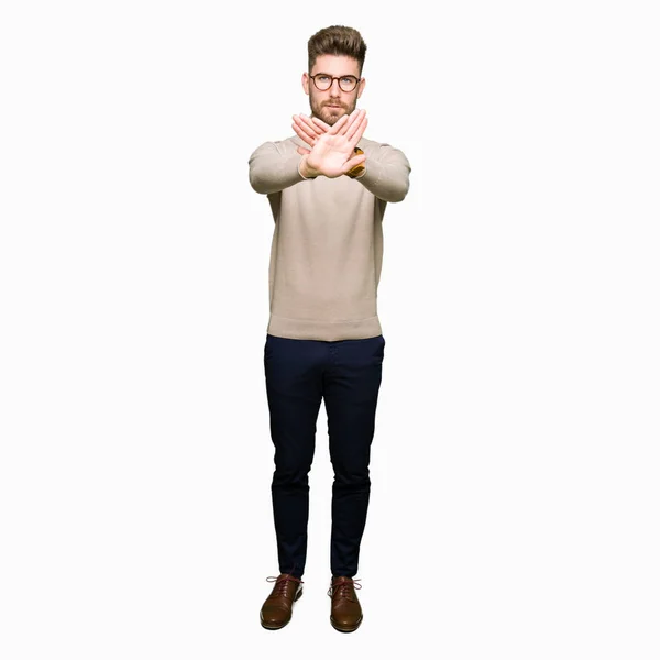 Νέος Όμορφος Επιχείρηση Άντρας Φορώντας Γυαλιά Απόρριψη Έκφραση Διασχίζοντας Χέρια — Φωτογραφία Αρχείου
