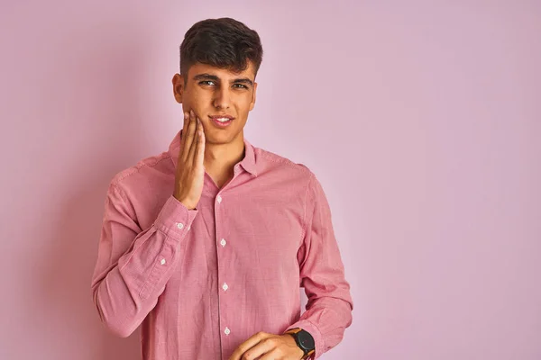 Mladý Indián Elegantní Košili Stojící Nad Izolovaným Růžovým Pozadím Dotýkající — Stock fotografie