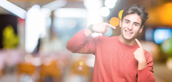 Joven Hombre Guapo Sobre Fondo Aislado Sonriendo Confiado Mostrando Señalando —  Fotos de Stock