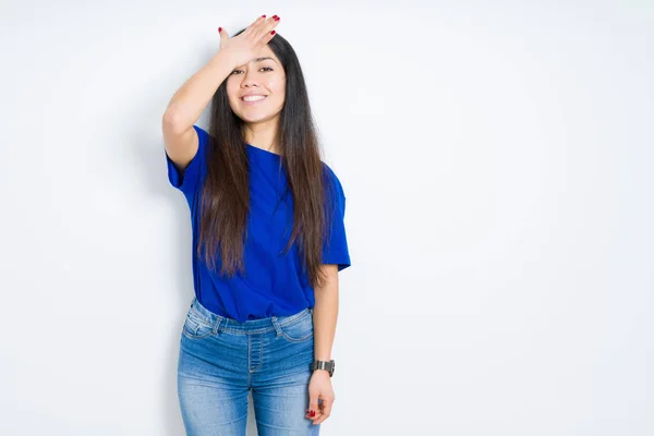 Mooie Brunette Vrouw Geïsoleerde Achtergrond Verrast Met Hand Hoofd Voor — Stockfoto