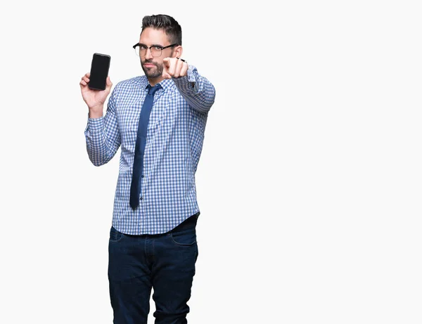 Junger Geschäftsmann Zeigt Smartphone Bildschirm Über Isoliertem Hintergrund Und Zeigt — Stockfoto