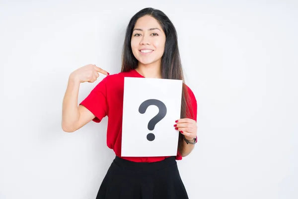 Young Brunette Woman Holding Paper Question Mark Isolated Background Surprise — Stock Photo, Image