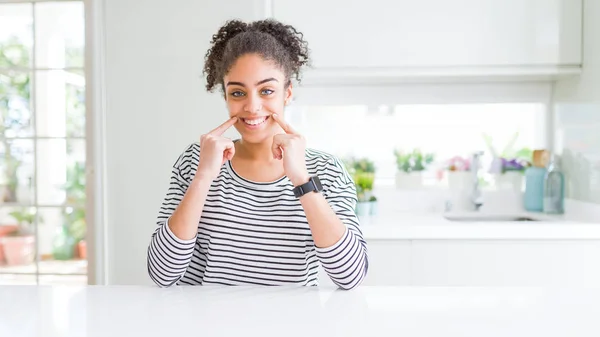 Vacker Afrikansk Amerikansk Kvinna Med Afro Hår Bär Casual Randig — Stockfoto