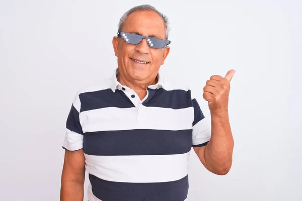 Senior Hombre Pelo Gris Con Polo Rayado Gafas Sol Sobre —  Fotos de Stock
