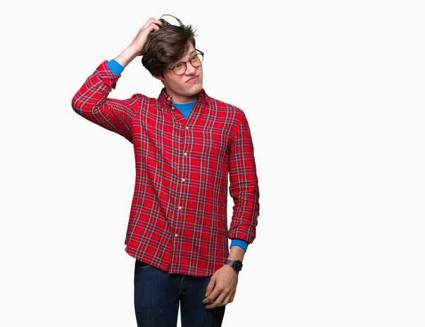 年轻英俊的男人戴眼镜在孤立的背景混淆和怀疑的问题 不确定与怀疑 用手在头上思考 沉思的概念 — 图库照片