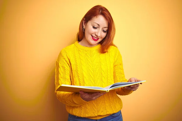 Mladá Zrzka Student Žena Čtení Knihy Stojící Nad Žluté Izolované — Stock fotografie