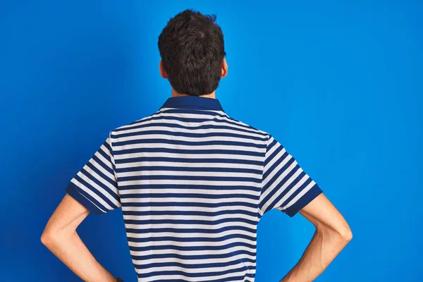 Tonårspojke Bär Casual Shirt Stående Över Blå Isolerad Bakgrund Står — Stockfoto