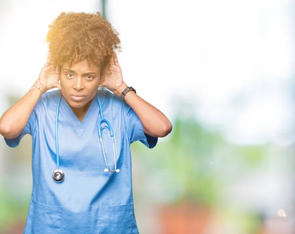 Junge Afrikanisch Amerikanische Ärztin Mit Isoliertem Hintergrund Die Versucht Beide — Stockfoto