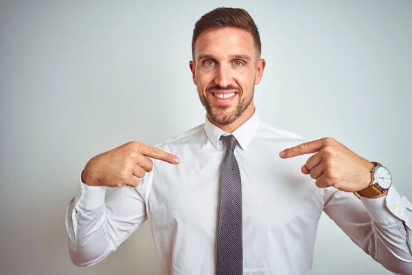 Joven Hombre Negocios Guapo Con Elegante Camisa Blanca Sobre Fondo — Foto de Stock