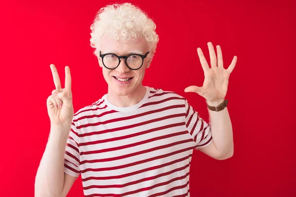 Genç Albino Sarışın Adam Çizgili Tişört Gözlüklerle Izole Edilmiş Kırmızı — Stok fotoğraf