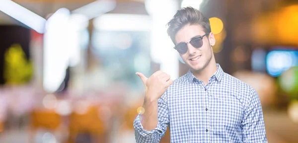 Junger Gutaussehender Mann Mit Sonnenbrille Über Isoliertem Hintergrund Lächelt Mit — Stockfoto