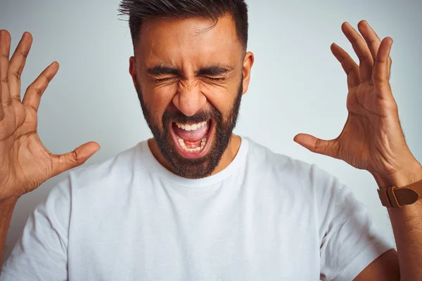 Junger Indischer Mann Mit Shirt Vor Isoliertem Weißen Hintergrund Der — Stockfoto