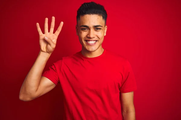 Jovem Brasileiro Vestindo Camiseta Sobre Fundo Vermelho Isolado Mostrando Apontando — Fotografia de Stock
