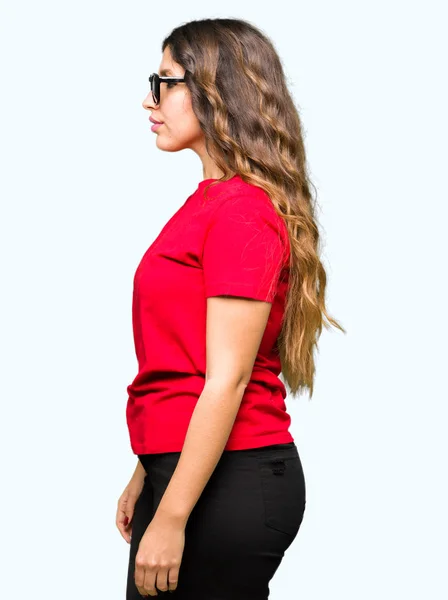Młoda Piękna Kobieta Ubrana Czerwony Shirt Okulary Przeciwsłoneczne Patrząc Bok — Zdjęcie stockowe