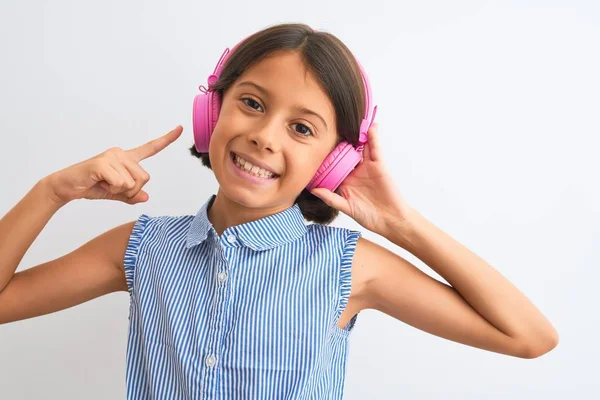 Hermosa Niña Escuchando Música Usando Auriculares Sobre Fondo Blanco Aislado — Foto de Stock