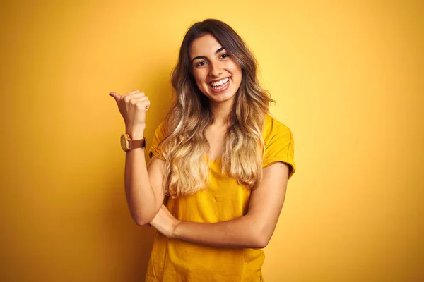 Joven Hermosa Mujer Usando Camiseta Sobre Fondo Aislado Amarillo Sonriendo —  Fotos de Stock