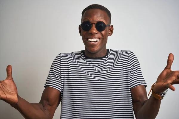 Hombre Afroamericano Con Camiseta Rayas Gafas Sol Sobre Fondo Blanco — Foto de Stock