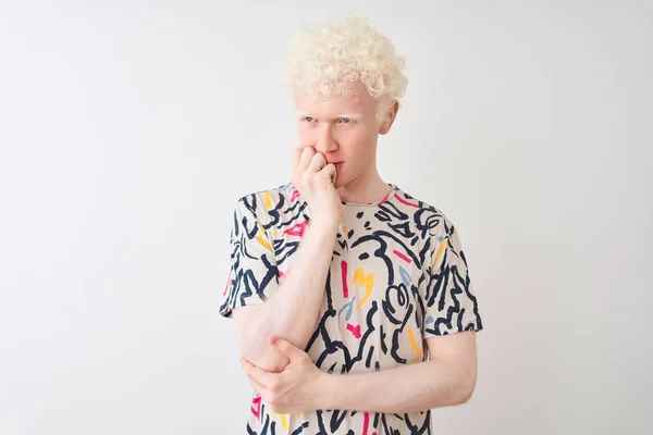 Młody Blondyn Albinos Ubrany Kolorowy Shirt Stojący Nad Białym Tłem — Zdjęcie stockowe