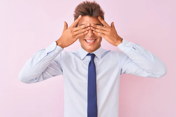 Joven Hombre Negocios Guapo Con Camisa Corbata Pie Sobre Fondo — Foto de Stock