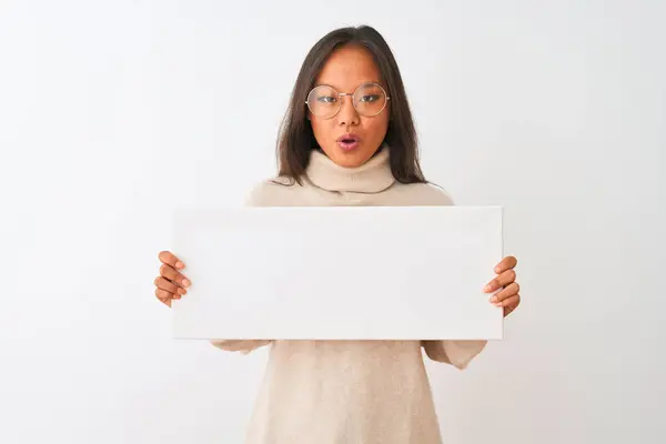 Ung Vacker Kinesisk Kvinna Bär Glasögon Håller Banner Över Isolerade — Stockfoto