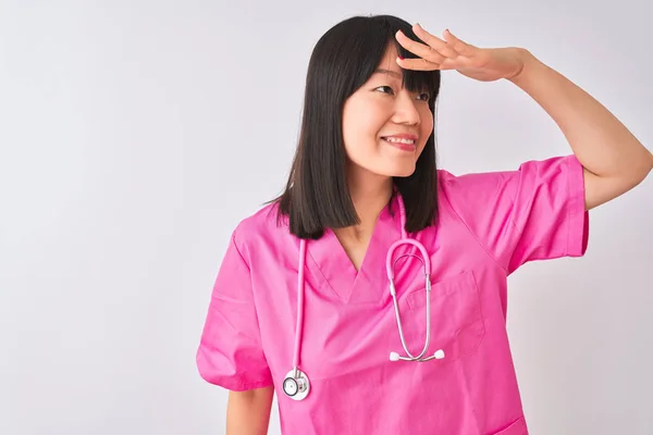Νεαρή Όμορφη Κινέζα Νοσοκόμα Γυναίκα Φορώντας Στηθοσκόπιο Πάνω Από Απομονωμένο — Φωτογραφία Αρχείου