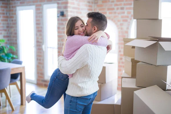 Jovem Lindo Casal Abraçando Amor Celebrando Muito Feliz Mudar Para — Fotografia de Stock