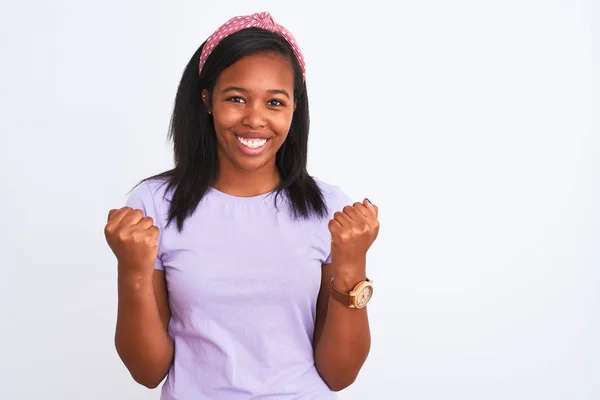 Hermosa Joven Afroamericana Que Lleva Una Diadema Sobre Fondo Aislado —  Fotos de Stock