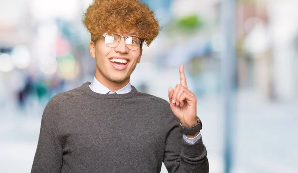 Joven Hombre Negocios Guapo Con Pelo Afro Con Gafas Apuntando — Foto de Stock