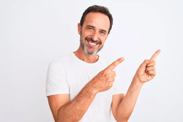 Homem Bonito Meia Idade Vestindo Camiseta Casual Sobre Fundo Branco — Fotografia de Stock