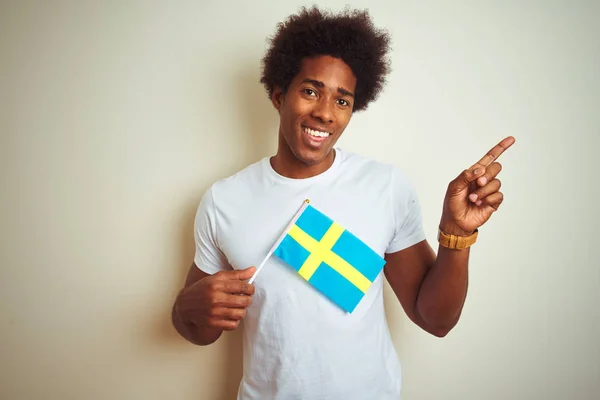 Jovem Afro Americano Segurando Bandeira Suécia Sobre Fundo Branco Isolado — Fotografia de Stock